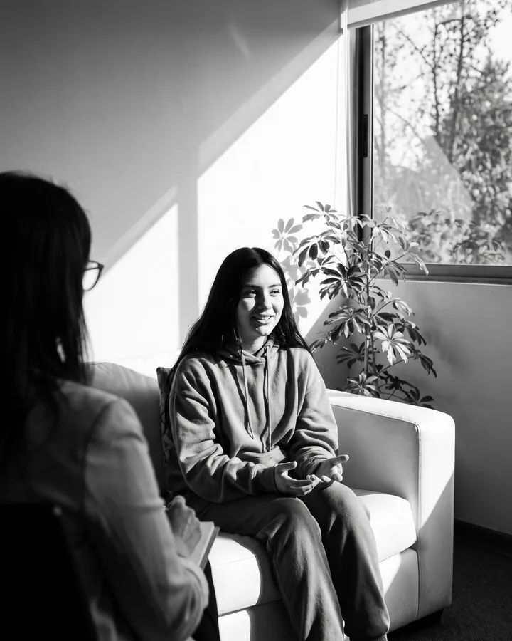 Imagen referencial: sesión con psicólogo para adolescentes en Peñaflor, una adolescente conversa con su psicóloga en un box de atención