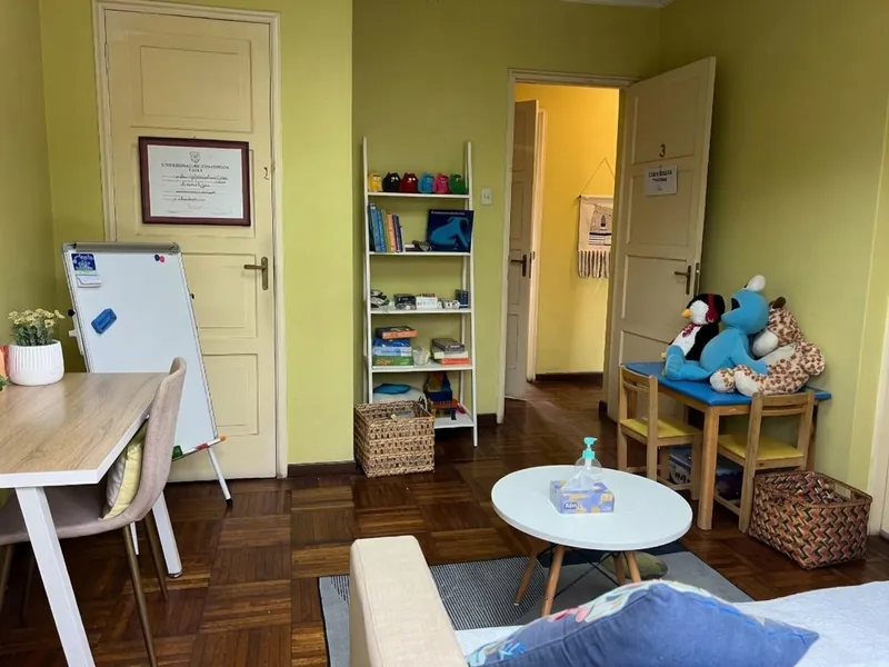 Box con estante de juegos, pizarra y material terapéutico para niños
