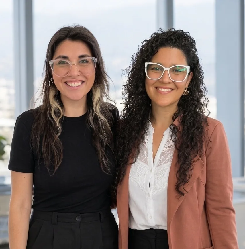 Ps. Monserrat Saldías Rojas (izquierda) y Ps. Angélica Concha Rojas (derecha), psicólogas y fundadoras de la Clínica Psicólogos Peñaflor