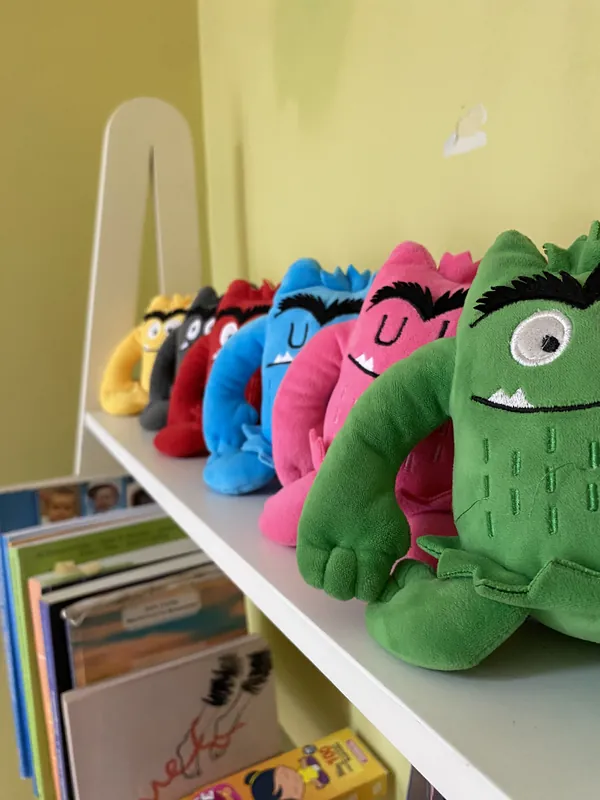Peluches de colores y cuentos para trabajar las emociones con niños